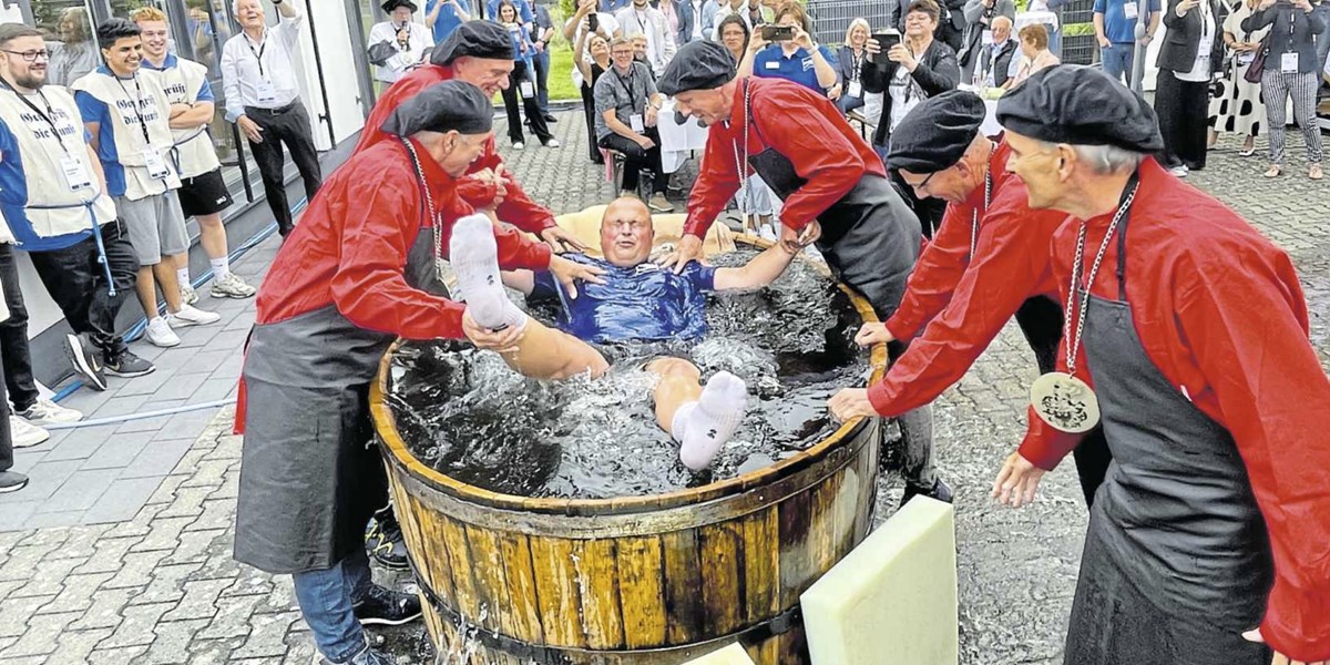 Sieben Gäutschlinge wurden bei der Feier zum 90-jährigen Bestehen des Bünder Unternehmens Mail Druck & Medien gegautscht, also nach ihrer bestandenen Abschlussprüfung in einer traditionellen Freisprechungszeremonie in einer Bütte (einem Holzfass) untergetaucht. Die Packer (in Rot) spielen bei der Zeremonie eine wichtige Rolle.