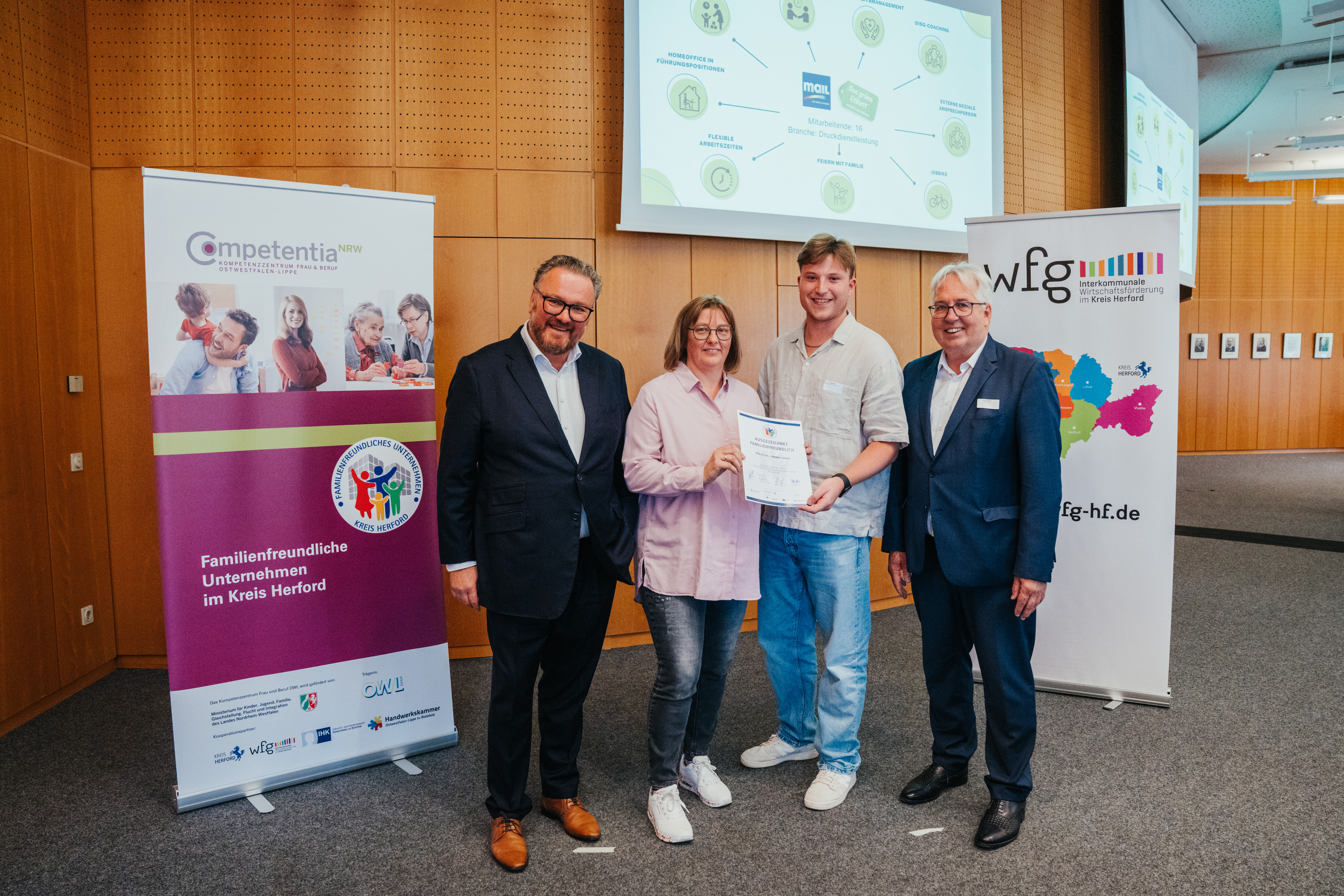 Björn Böker (Geschäftsführer OWL GmbH) und Landrat Jürgen Müller überreichen die Urkunde an unsere Frau Müller und Tobias Mail